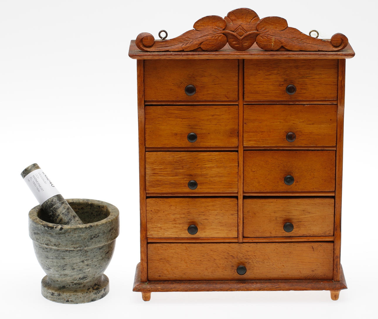 VÄGGSKÅP OCH MARMORMORTEL, 1800/1900-tal.