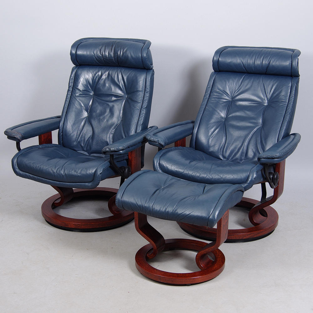 1 PAR SNURRFÅTÖLJER MED EN FOTPALL.