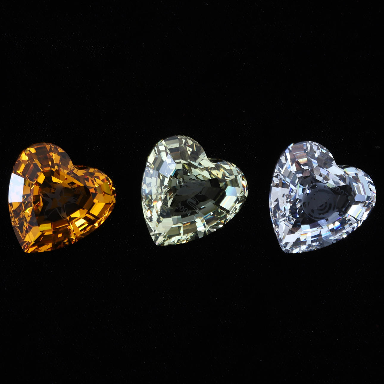 SWAROVSKI: KOLME TAPAHTUMAN SYDÄTÄ, 2007, 2004 & 2005.