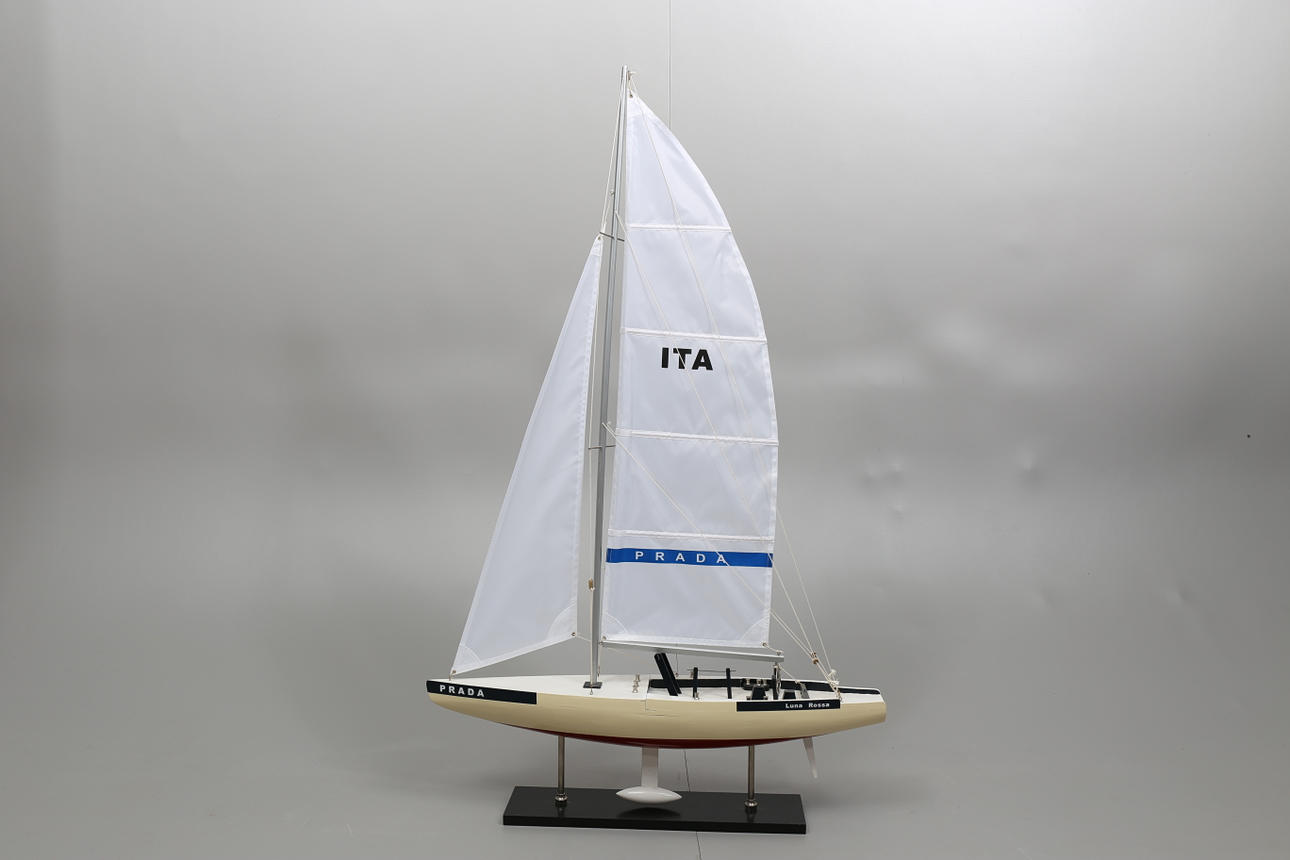 MODELL SEGELBÅT, trä, Prada, Luna Rossa.