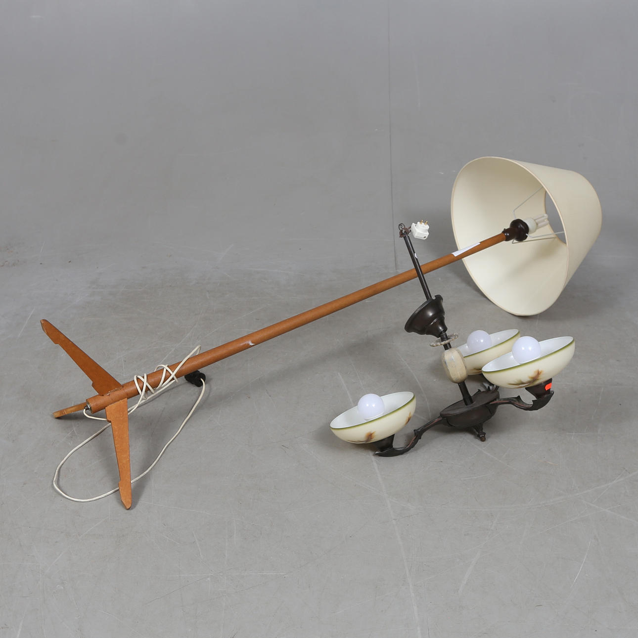 LOFTSLAMPE OG GULVLAMPE, 1900-tallet.