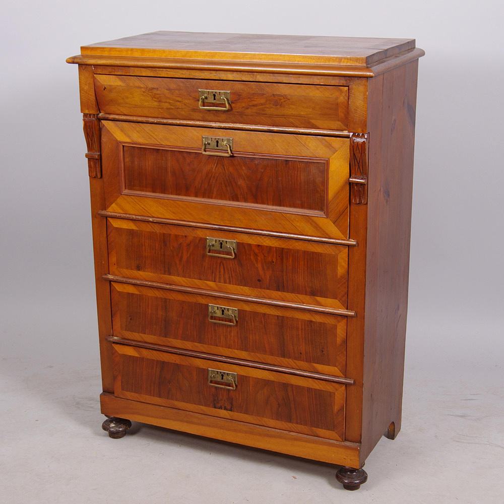 BYRÅ, 5-lådig, mahogny/valnöt med laserade sidor i fur, nyrenässans.