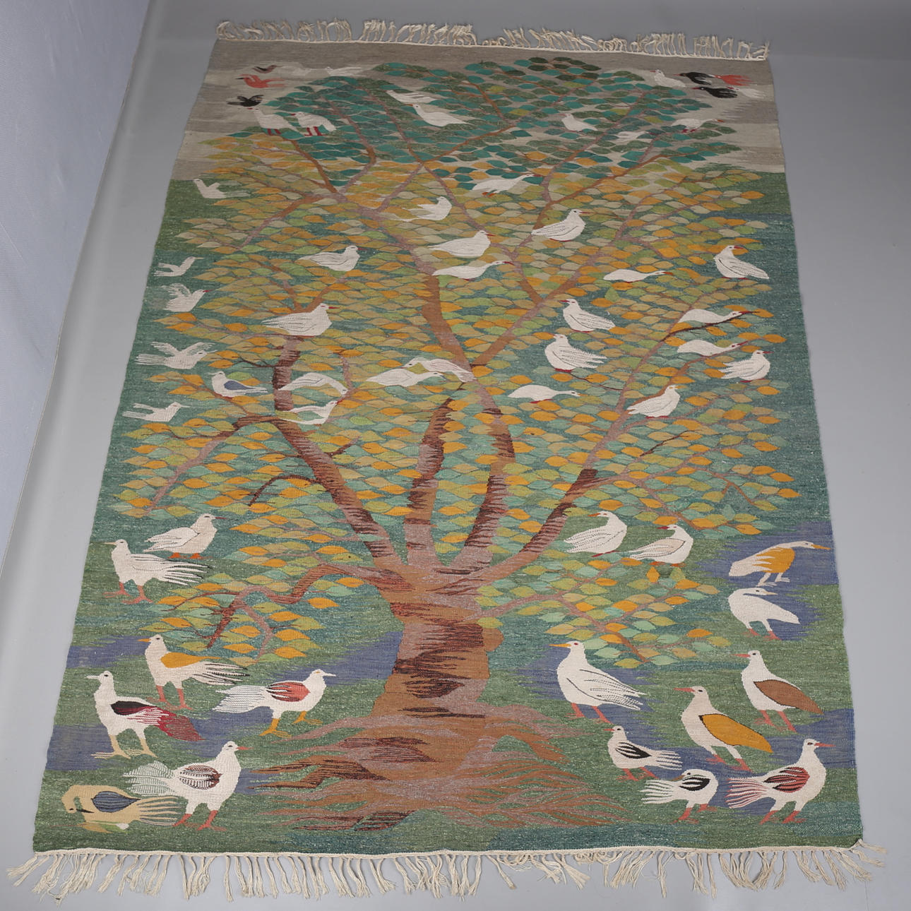 VÄVD TAPET, gobelängteknik, motiv av träd och fåglar, osignerad.