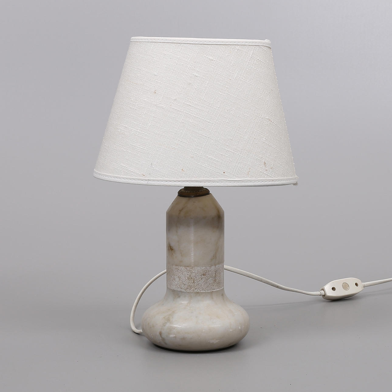 BORDSLAMPA, marmor, 1900/2000-tal.