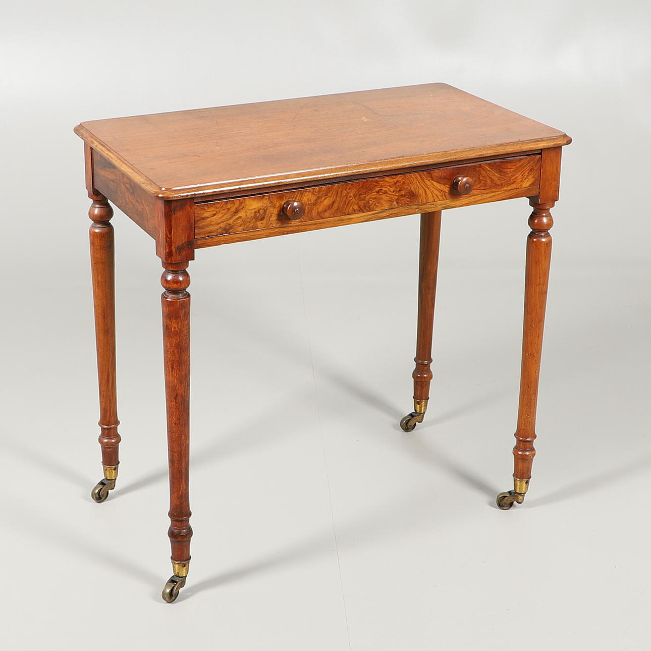 A SMALL VICTORIAN MAHOGANY SIDE TABLE.