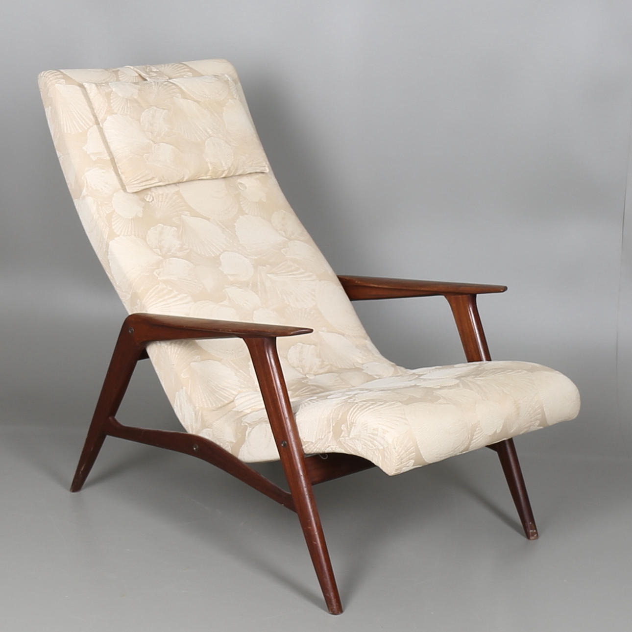FÅTÖLJ i betsat trä, liggfåtölj, troligen Danmark, 1960-tal.