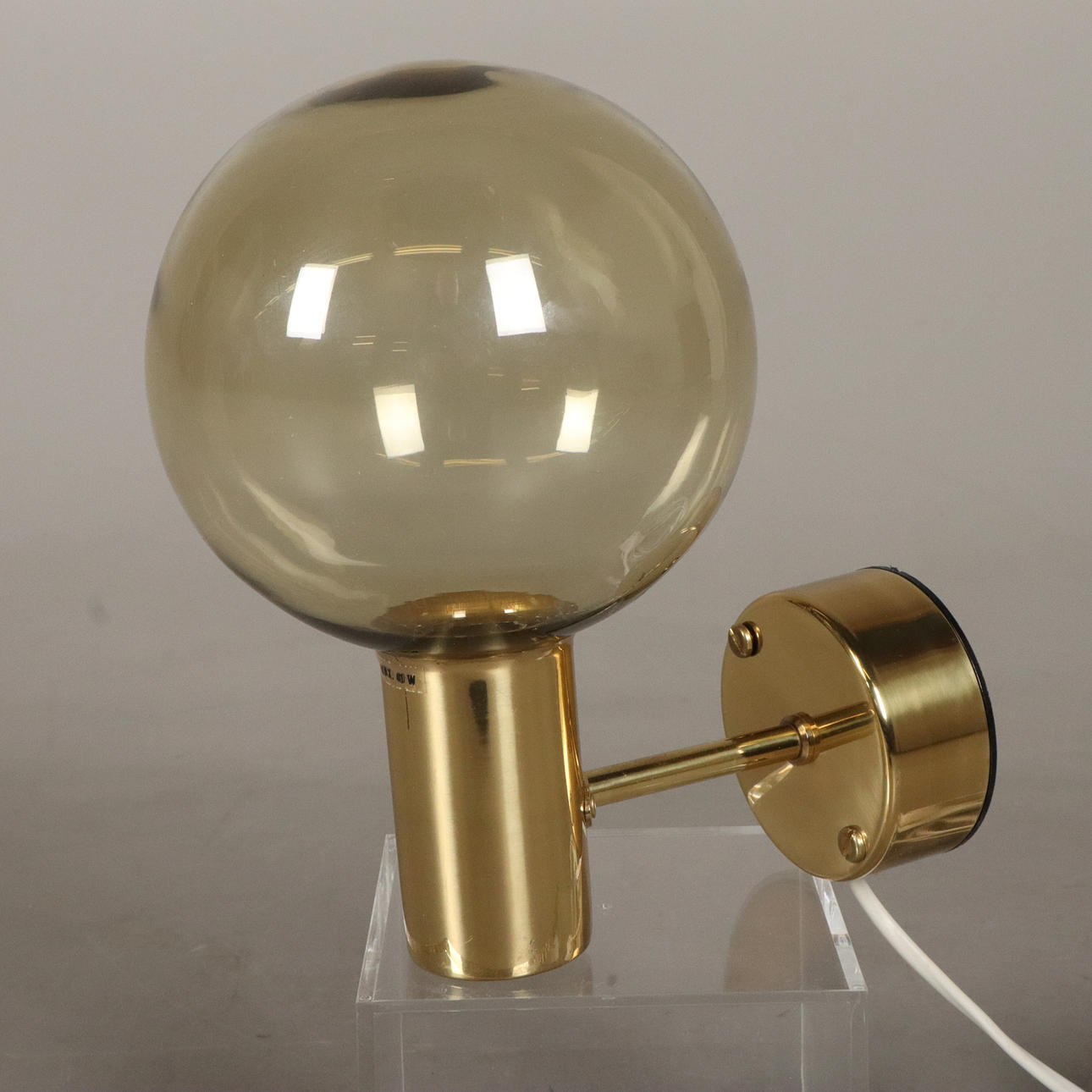 HANS-AGNE JAKOBSSON. VÆGLAMPE, messing, glas.