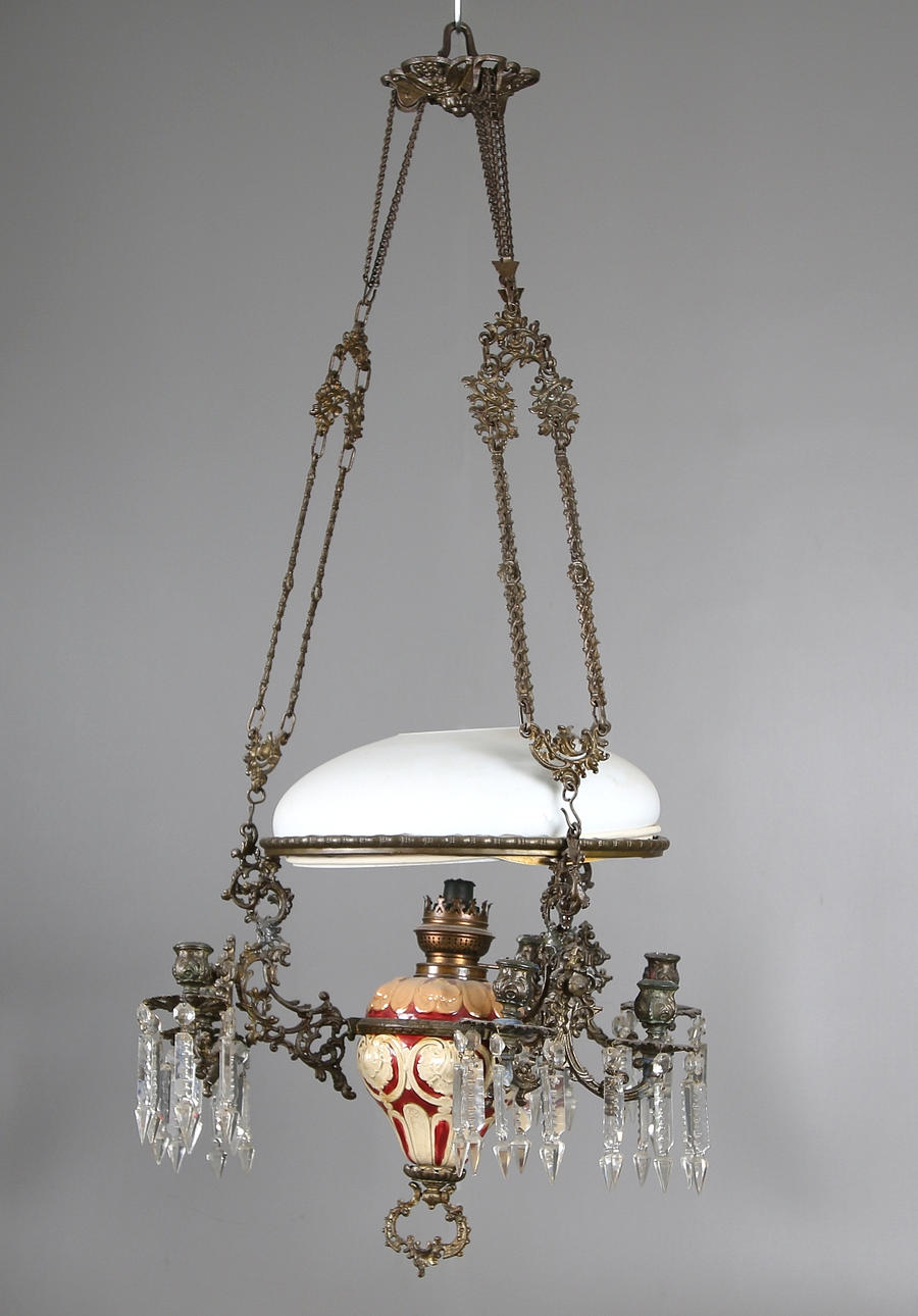 TAKFOTOGENLAMPA med prismor, majolika, sent 1800-tal.