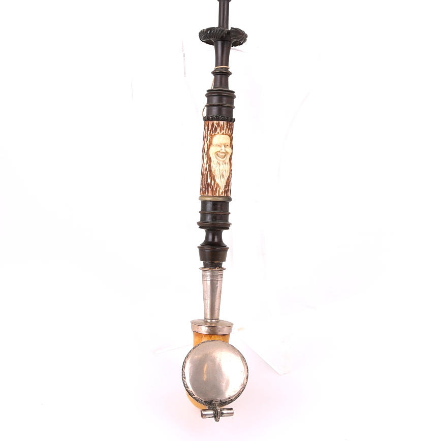 LÅNGPIPA, 1800-tal, silverinfattad, med dekor i horn.