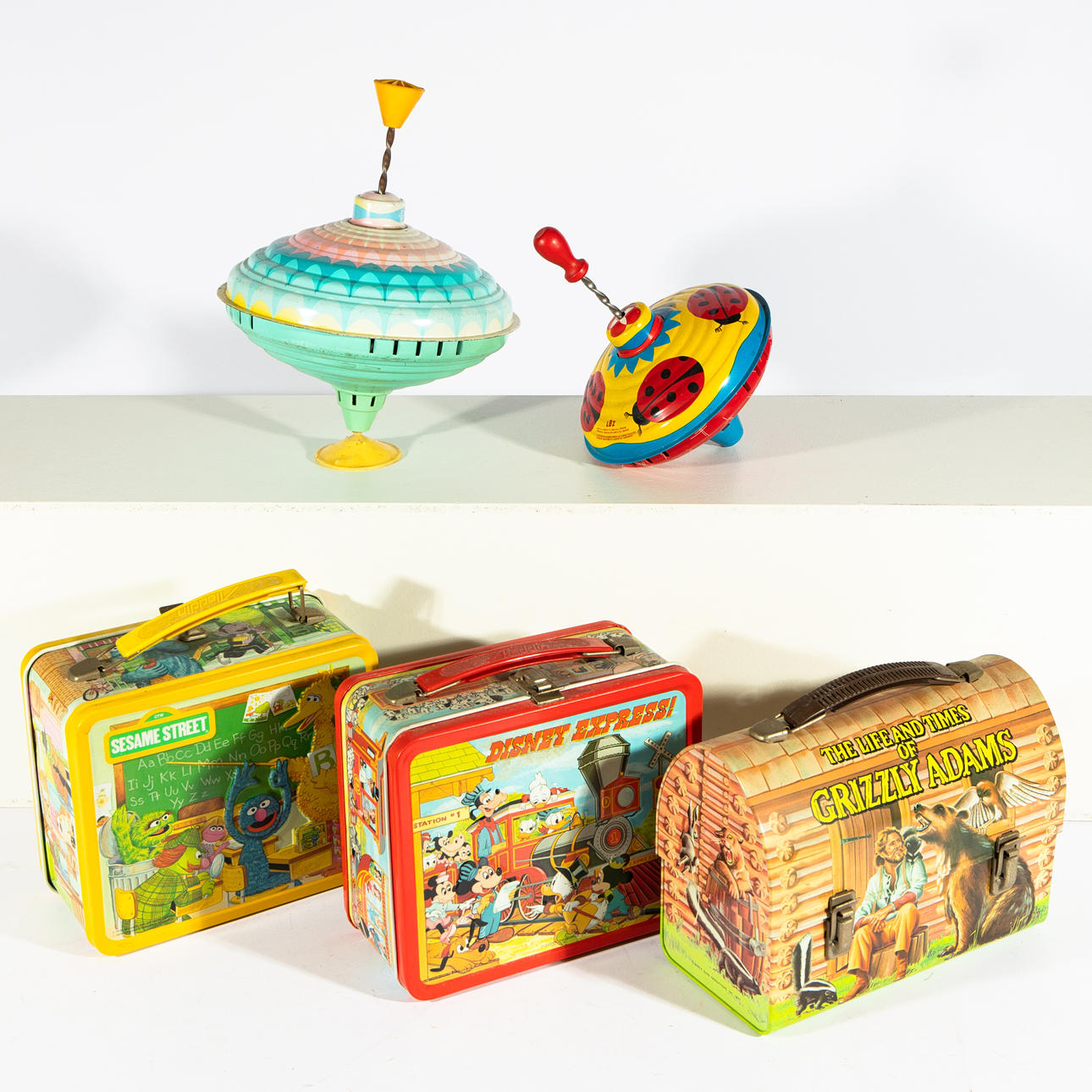 5 Kreisel und Brotboxen Blechspielzeug (134-32).