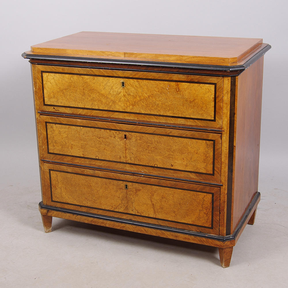 BYRÅ, 3-lådig, mahogny/valnöt, sekelskiftet 1800/1900.