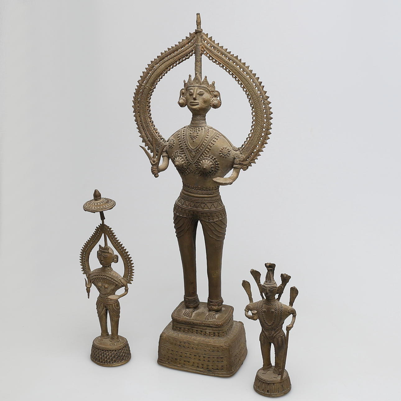 SKULPTURER i metall, 3 st, troligen Sydamerika, 1900-tal.