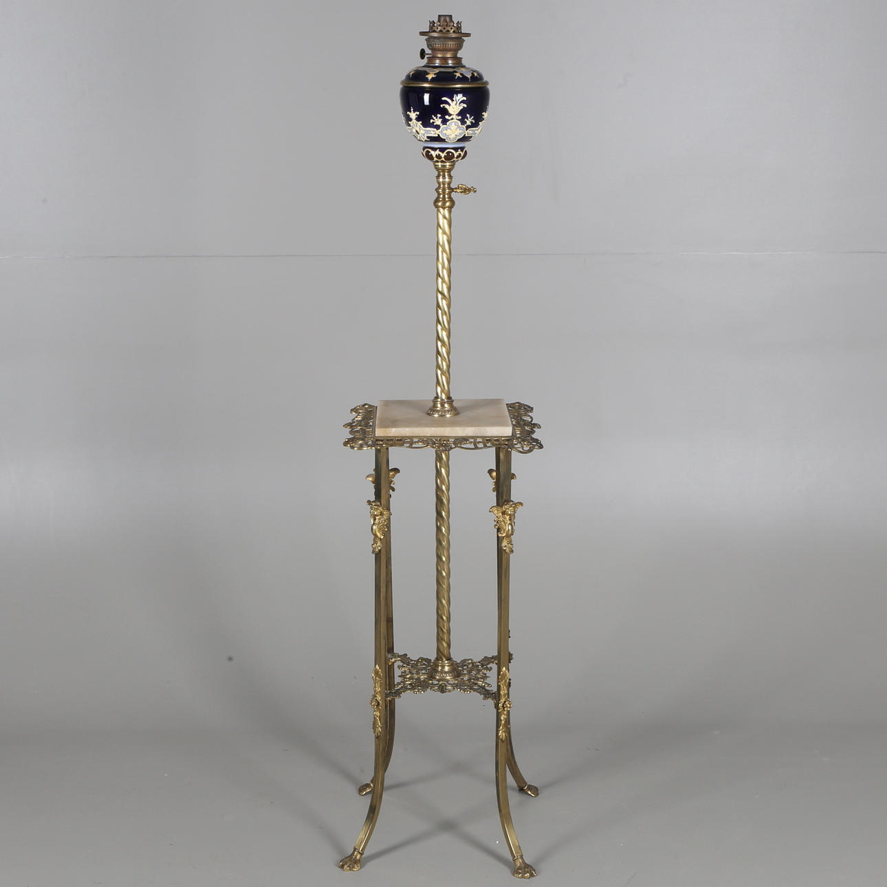 GOLVFOTOGENLAMPA, Majolika, mässing samt marmor, 18/1900-tal.