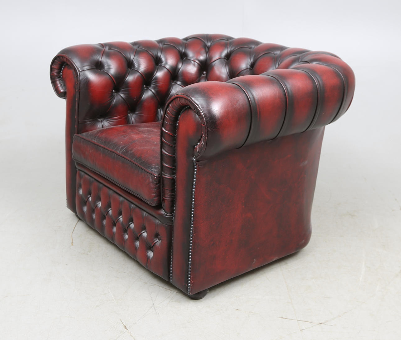 FÅTÖLJ, Chesterfield-modell, 1900-talets andra hälft.