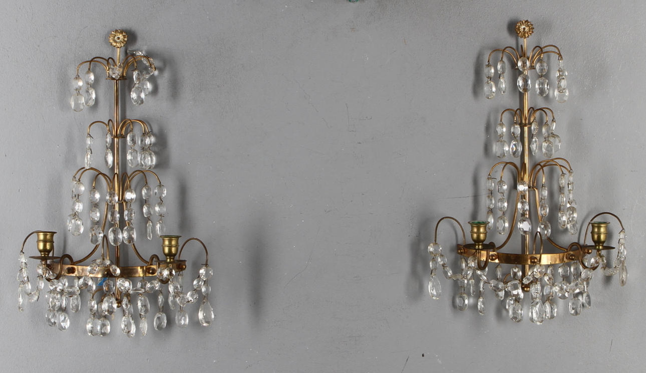 VÄGGLYSTRAR, ett par, gustaviansk stil, omkring sekelskiftet 1900.