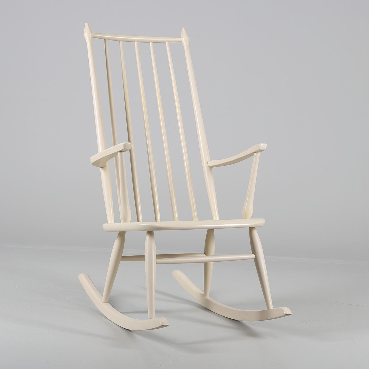 GUNGSTOL, vitlackerad, 1900-talets andra hälft.