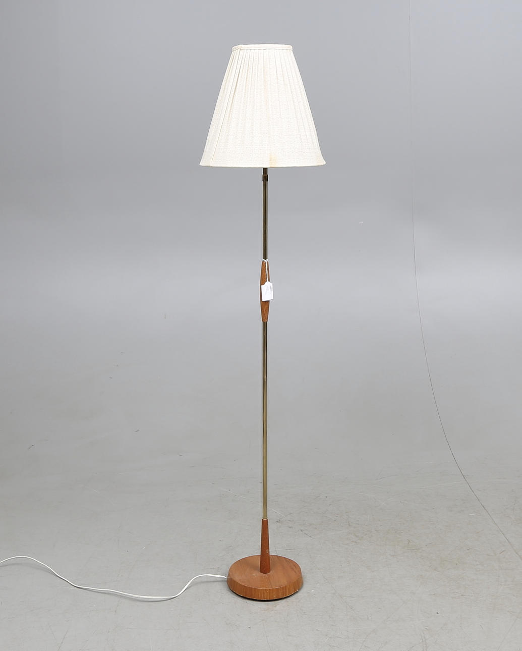 GOLVLAMPA, teak/metall, 1950/60-tal.