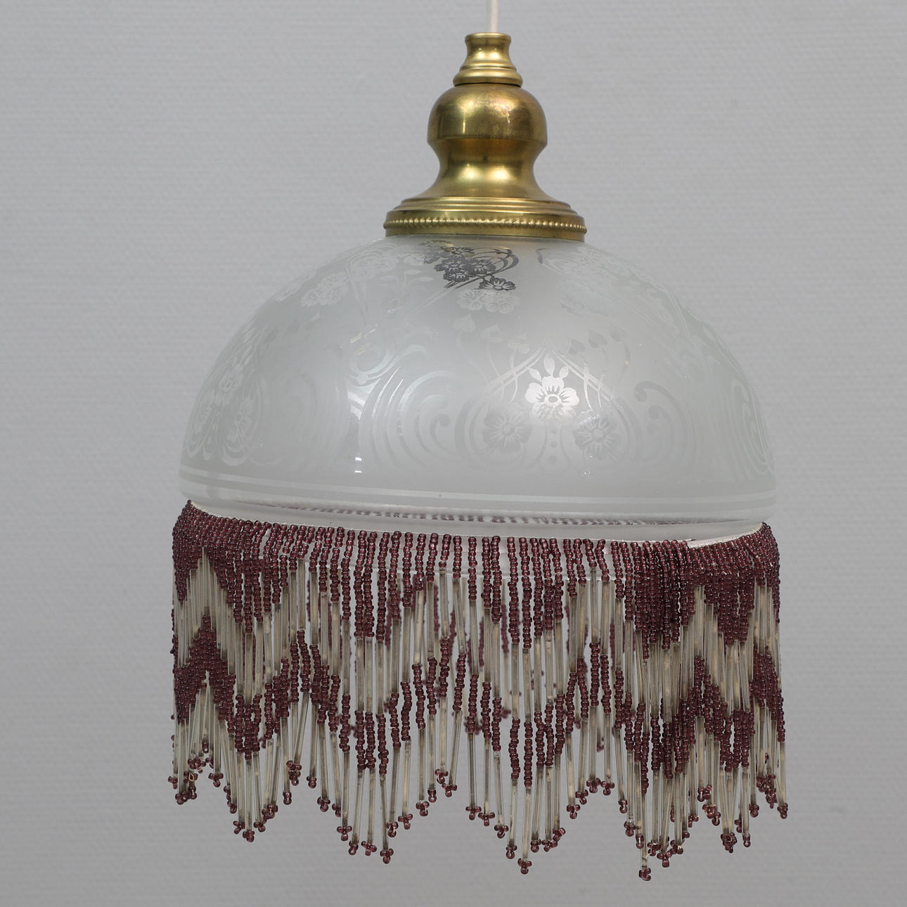 DECKENLAMPE, Glas, Perlenfransen, 1900er Jahre.