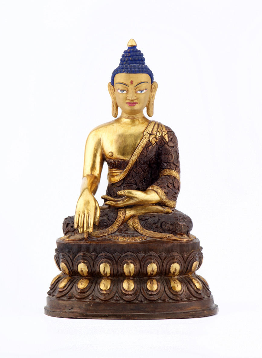BRONS BUDDHA I LOTUSPOSITION. Thailändsk typ, polykrom miljö, intrikat dekorerad, 1900-tal.