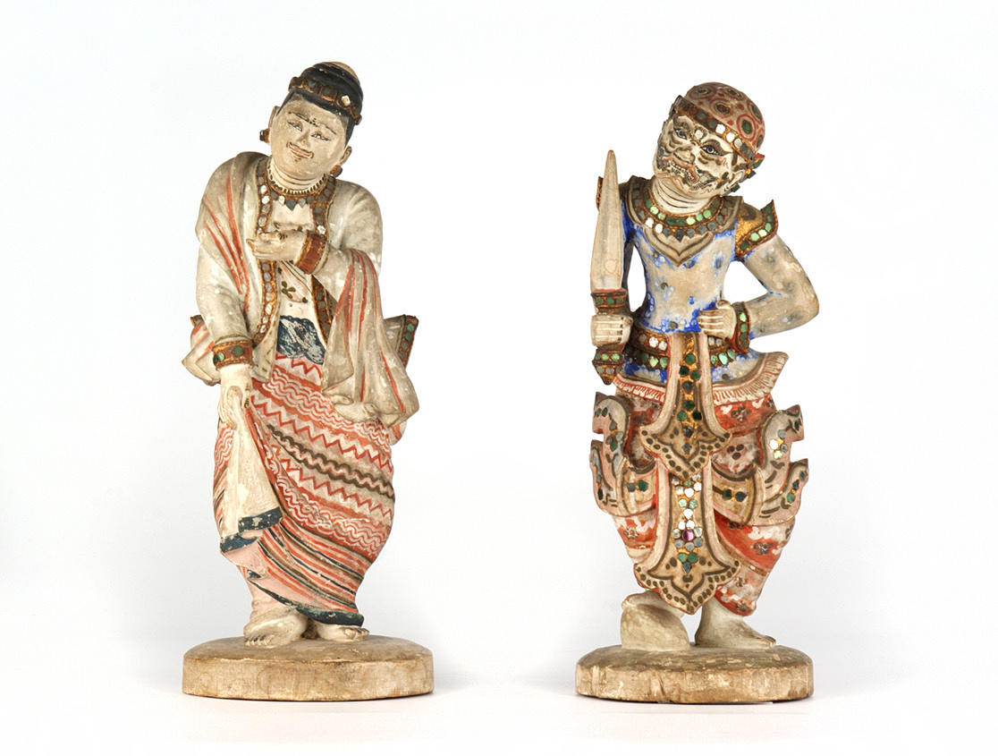 ASIATISK MUNK OCH TEMPEL VÄKTARE. 2 figurer av trä, snidade, polykrom, 1: a 1900-talets hälft.