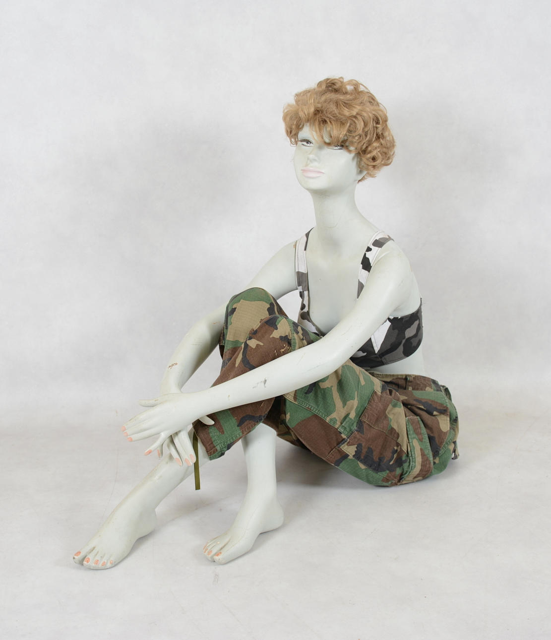 SITTANDE SKYLTDOCKA.