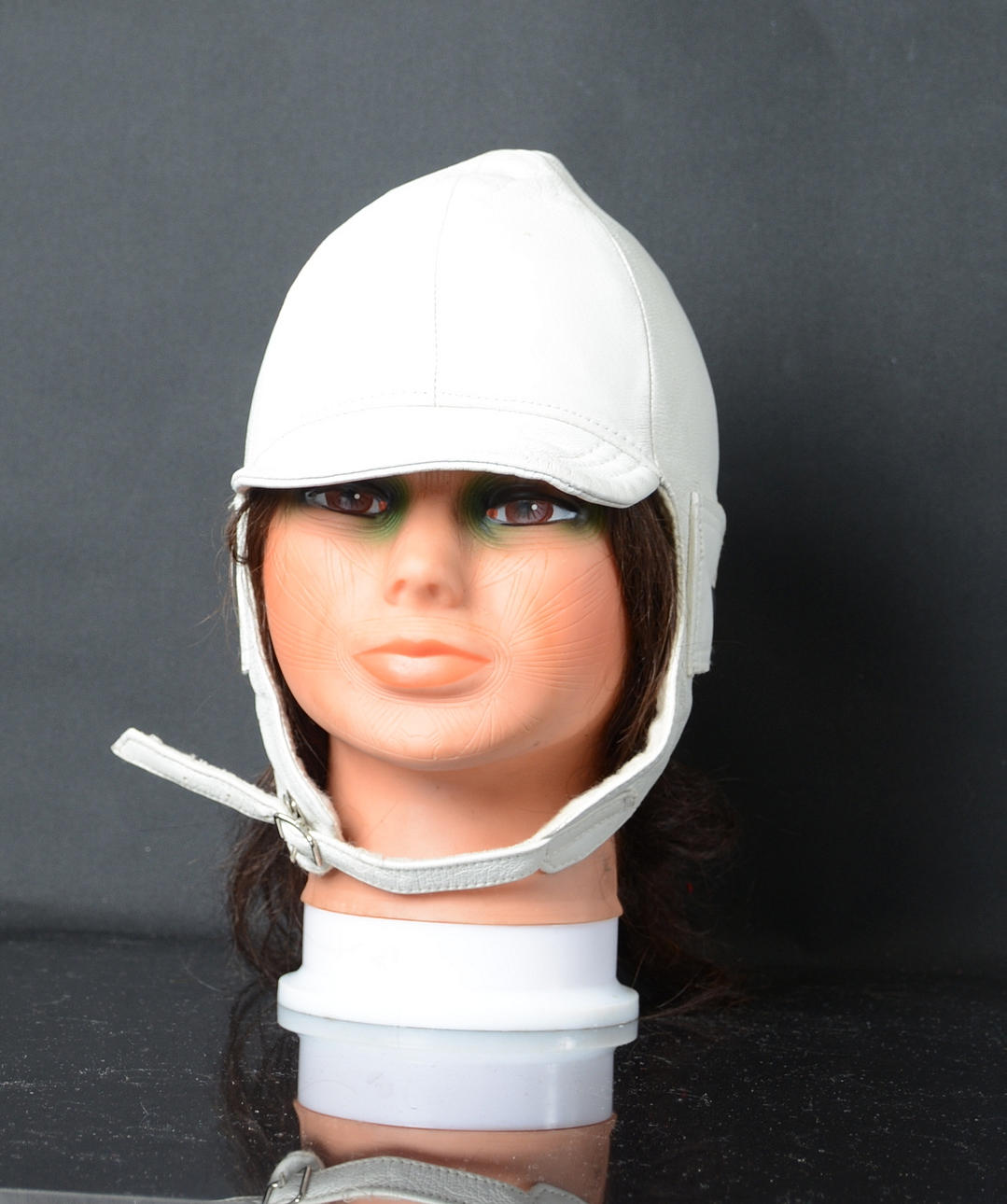 SKYLTDOCKSHUVUD, kvinna.