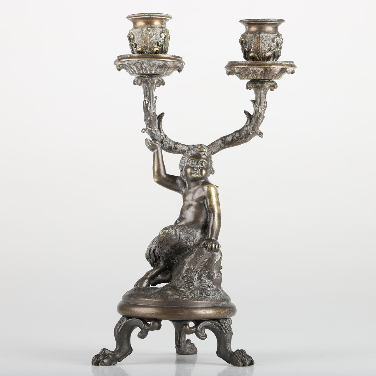 CANDELABRO, 2 brazos, sátiro en reposo, bronce.