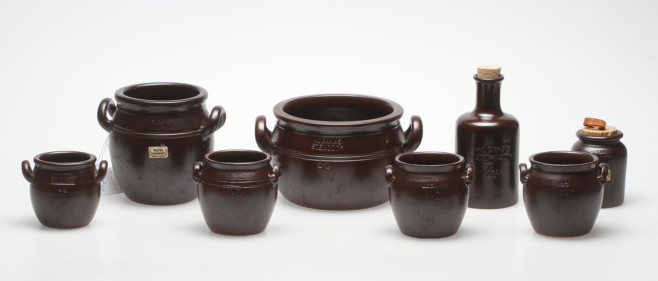 KRUS samt FLASKA, 7+1 ST. Stengods, Höganäs Keramik samt Krukmakaren, Höganäs, 1900-tal.