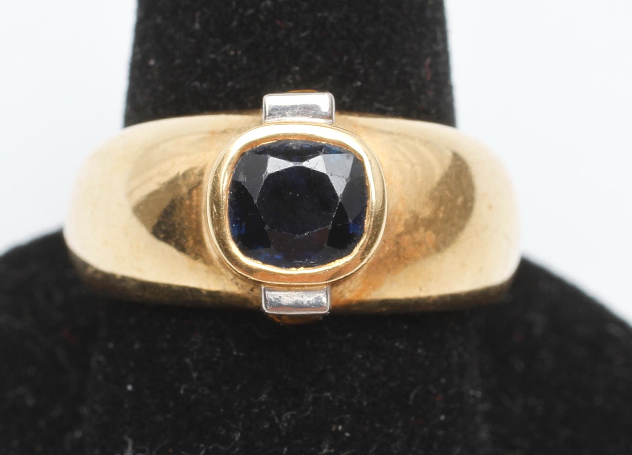 RING med MÖRKBLÅ STEN, 18k guld, total vikt ca 17,9 gr.