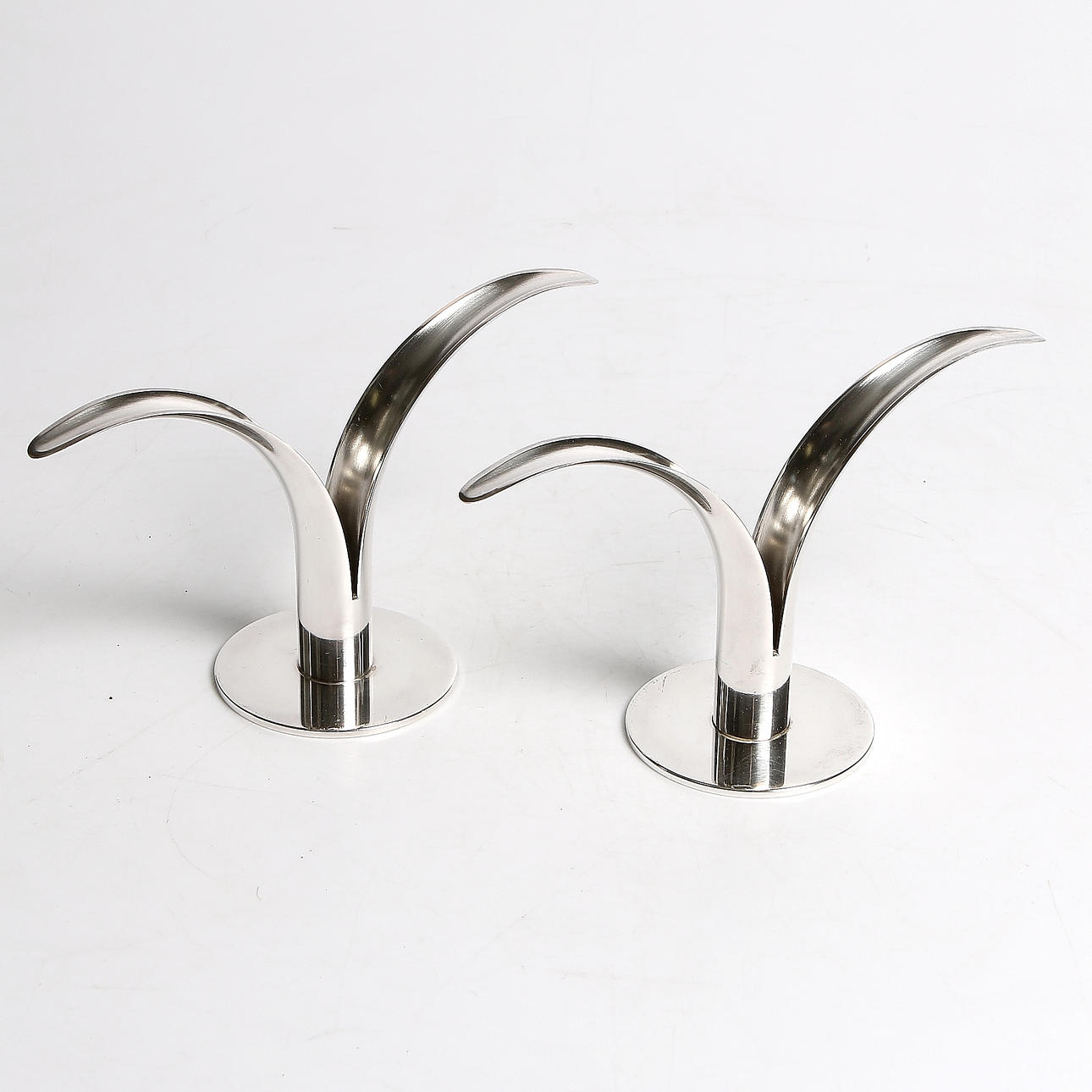 LJUSSTAKAR, ett par, nysilver, "Liljan", Ivar Ålenius Björk, Ystad metall, 1900-tal.