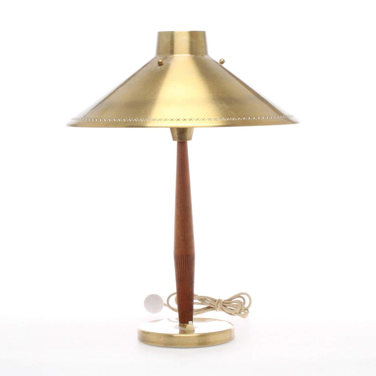 BORDSLAMPA, stomme i trä, skärm i mässing, 1940/50-tal.