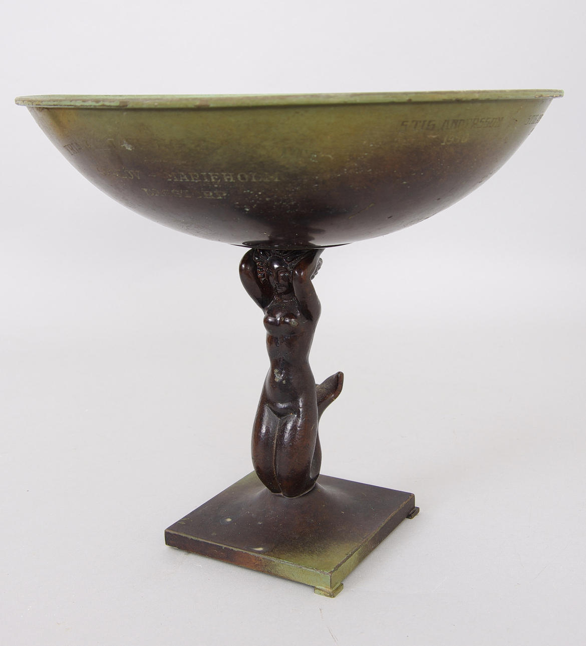 SKÅL PÅ FOT, patinerad brons, uppburen av sjöjungfru, Ystad Metall.
