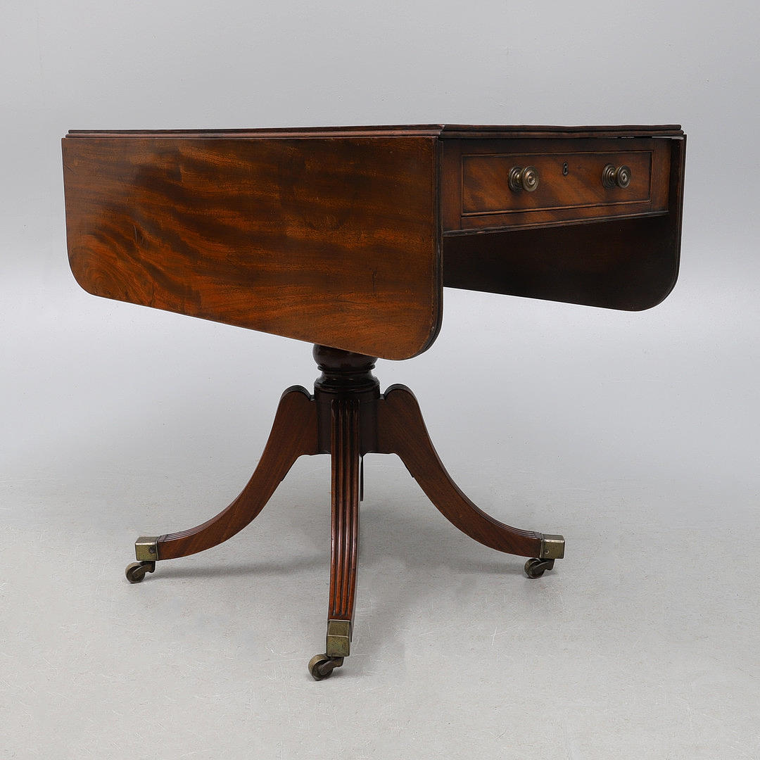 A REGENCY MAHOGANY SUPPER TABLE.