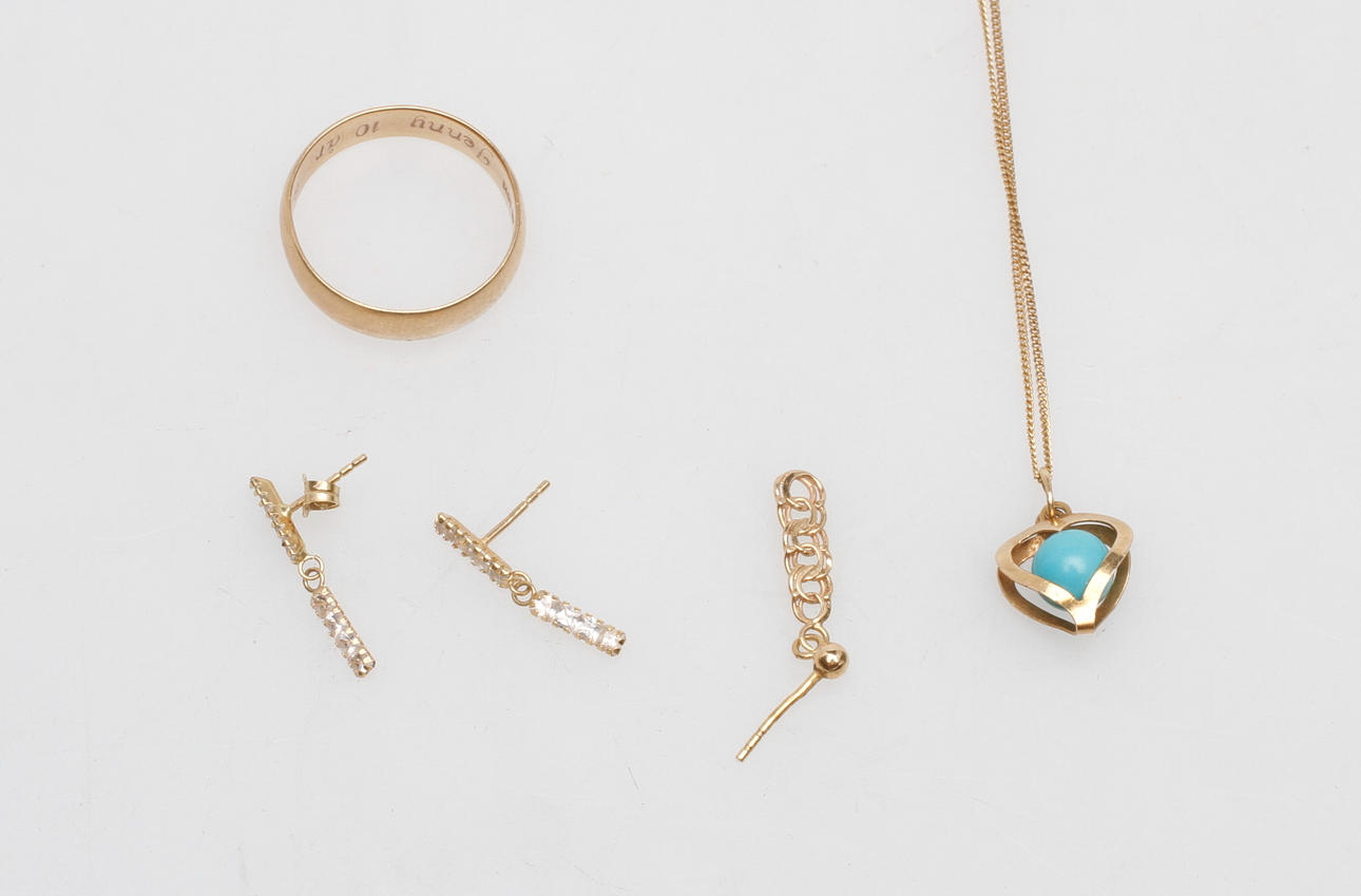 GULDSMYCKEN, 18k guld, vikt ca 7,6 gr.