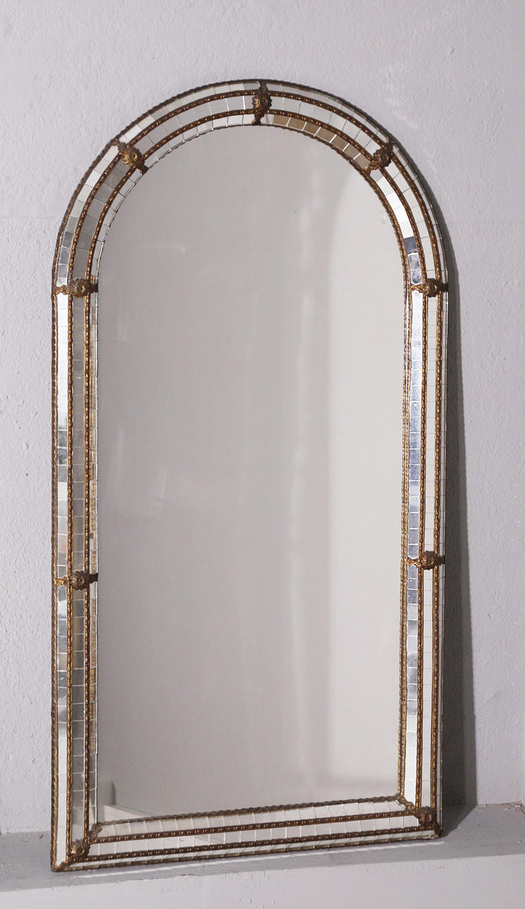 ESPEJO CON REMATES EN LATÓN REPUJADO.