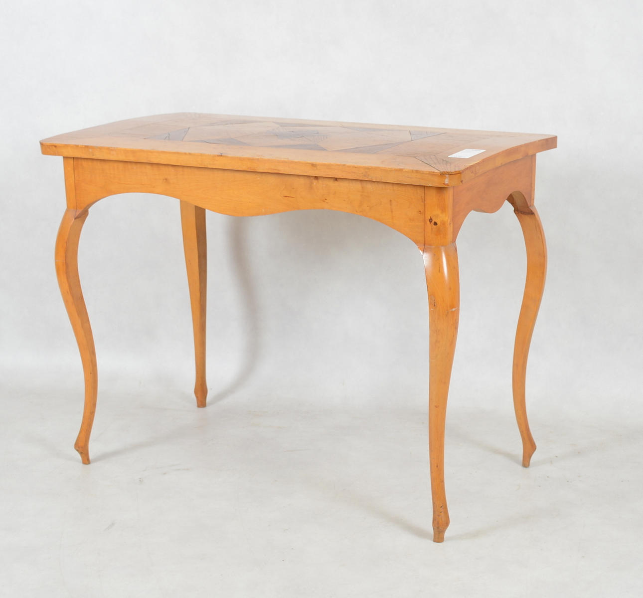 BORD MED INTARSIA, rokokostil, 1900-tal.