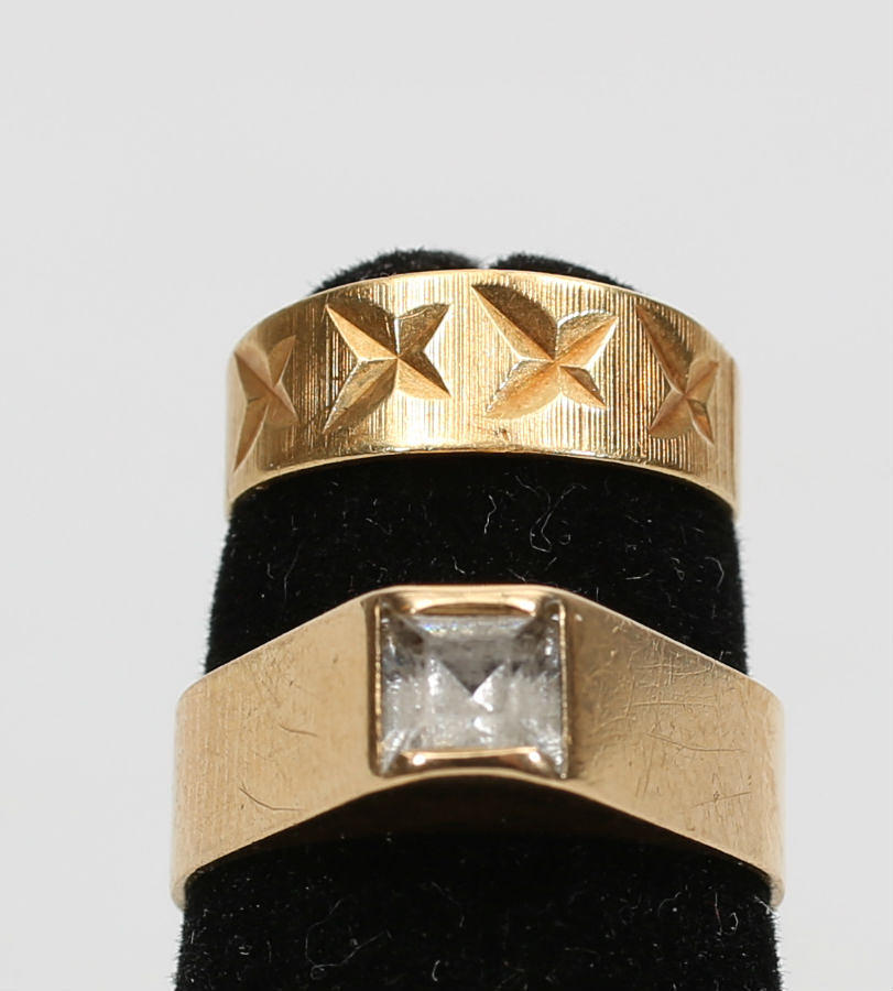 RINGAR, 18K guld, vit sten, 5,6 gram.