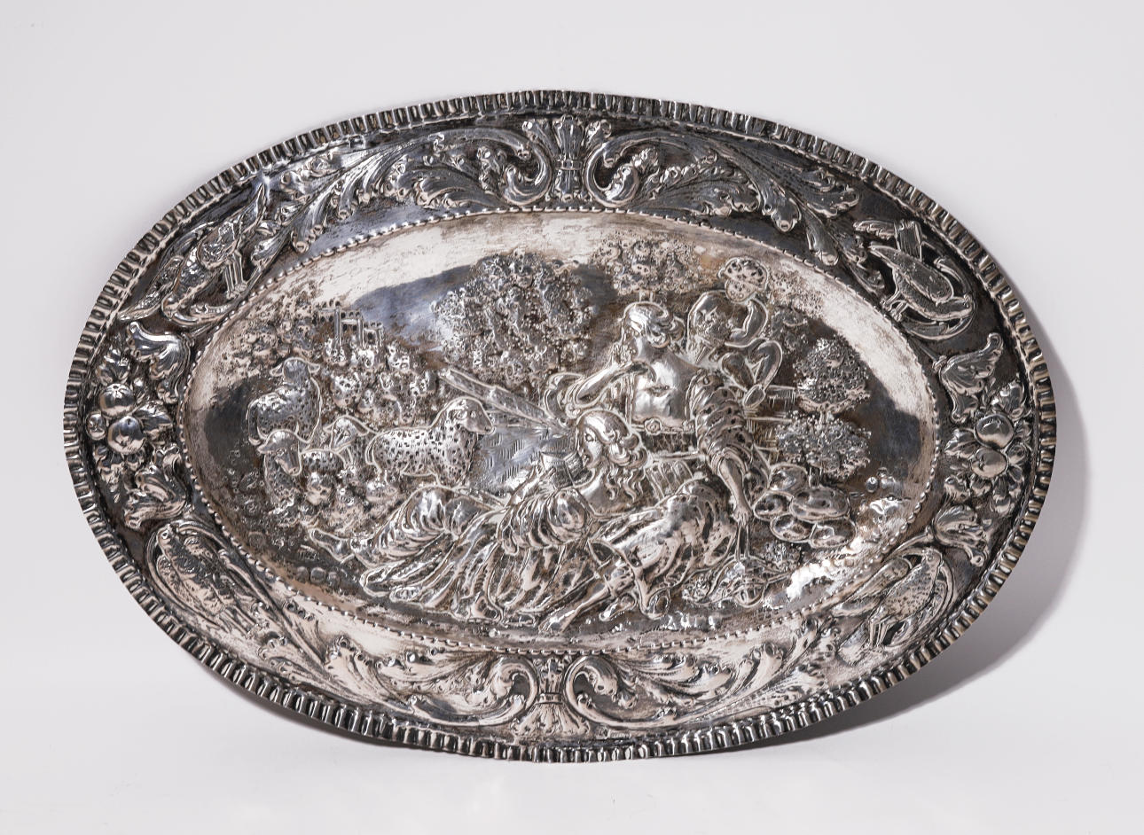 FUENTE REPUJADA. PLATA PUNZONADA. SIGLO XIX.