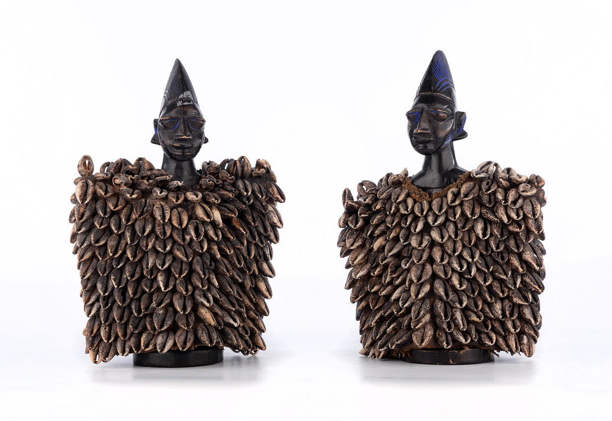 ZWEI MUSCHELFIGUREN. Afrikana omkring 1950.
