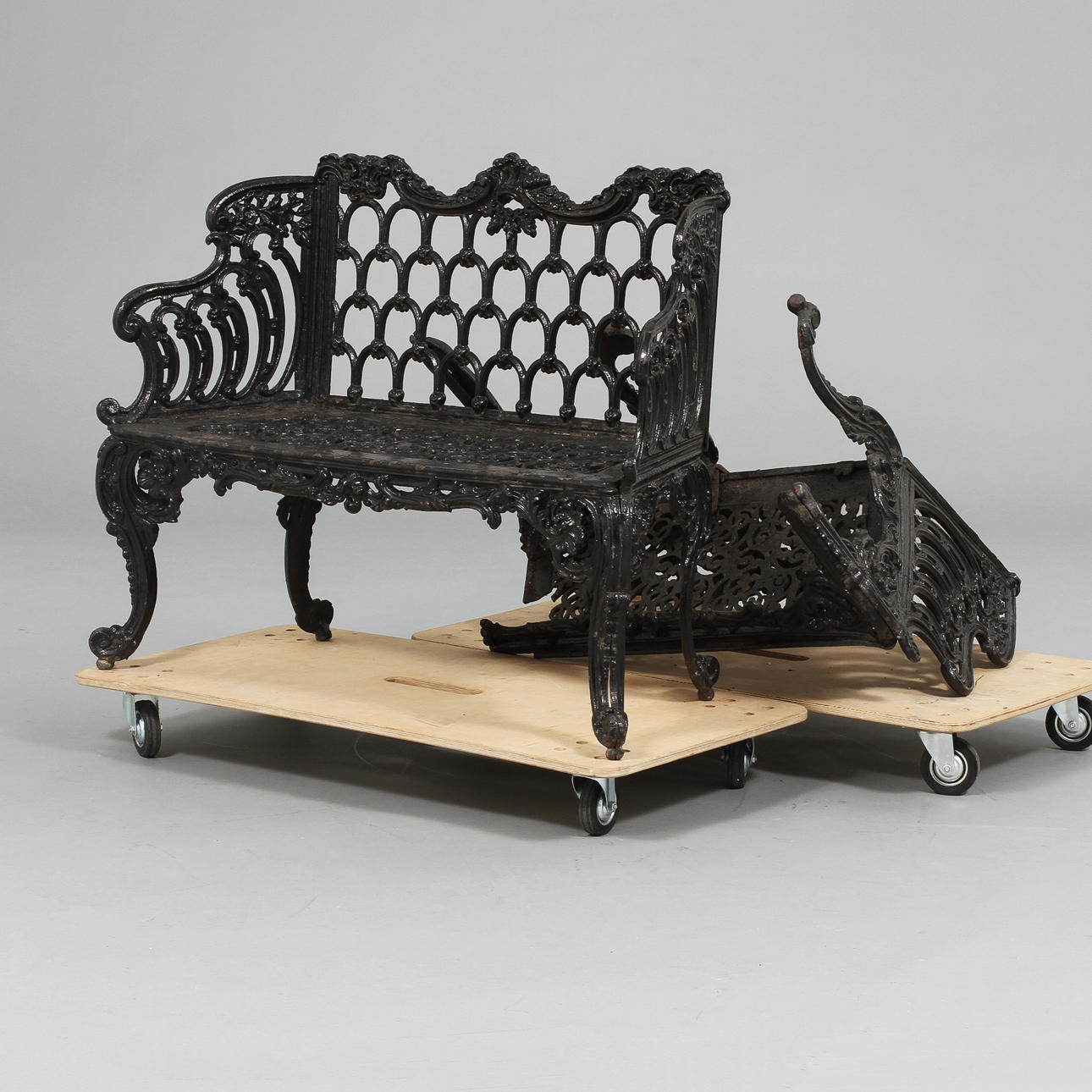 TRÄDGÅRDSSOFFOR, 2 st, gjutjärn, 1900-tal.