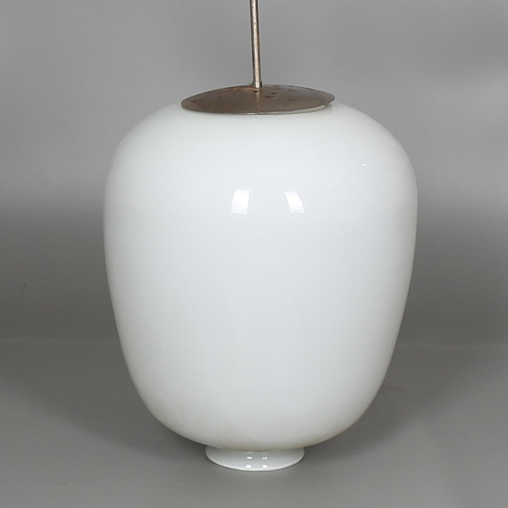 TAKLAMPA, vit glaskupa, stomme i metall, funkis, total höjd 260 cm.