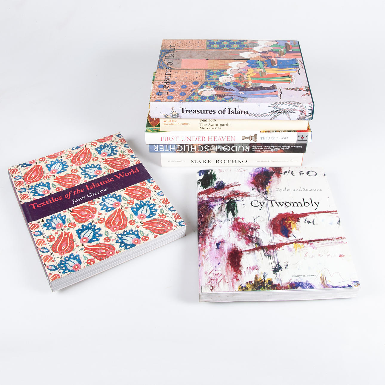 BÖCKER. 7 st, konst och textil.