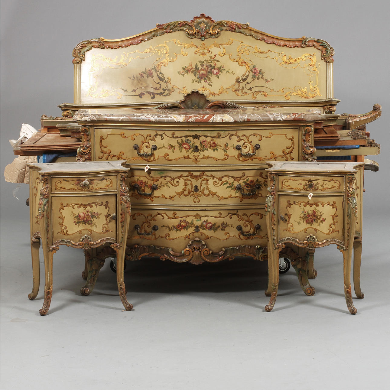 SÄNGKAMMARMÖBEL, rokokostil, 1900-tal.