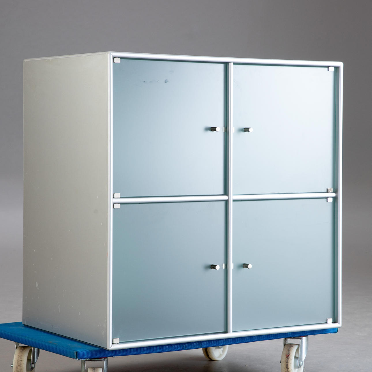 PETER J. LASSEN. Montana møbler. Vitrineskab, sølv.