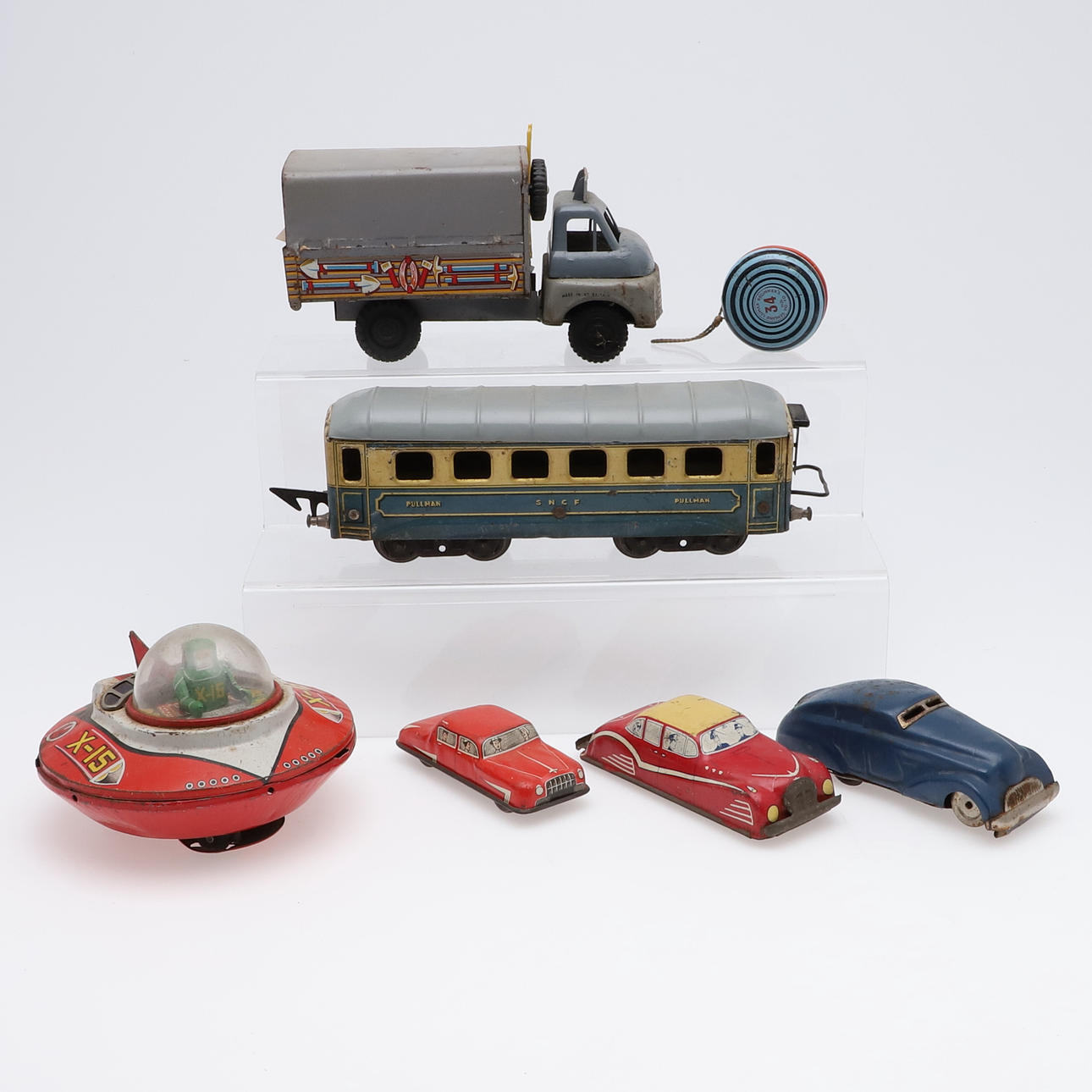 EINE MENGE BLECHSPIELZEUG.