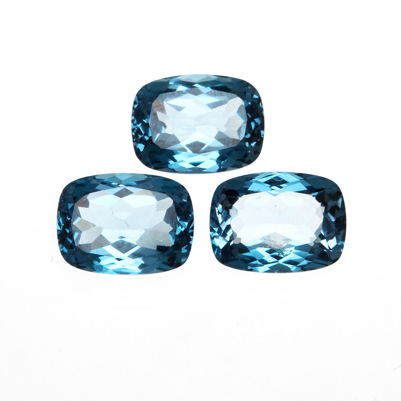 ÄDELSTENAR, 3 st, Topaser, totalt ca 41 ct.