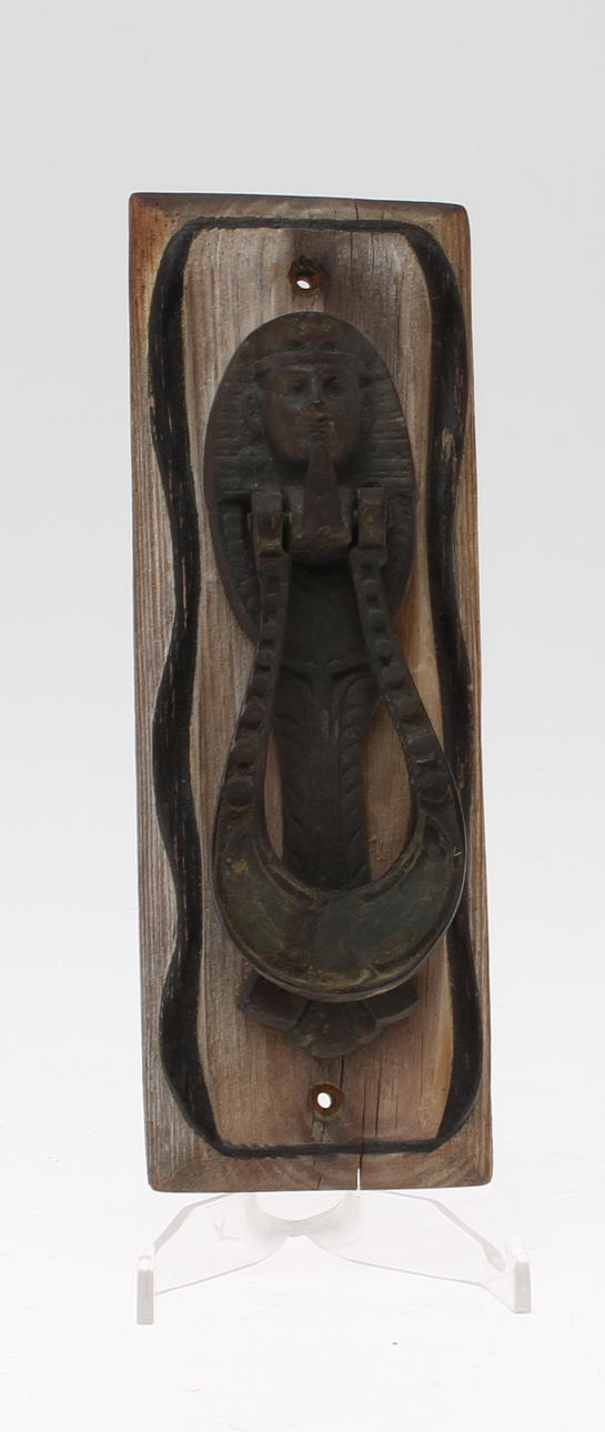 DÖRRKLÄPP, metall monterad på träplatta.