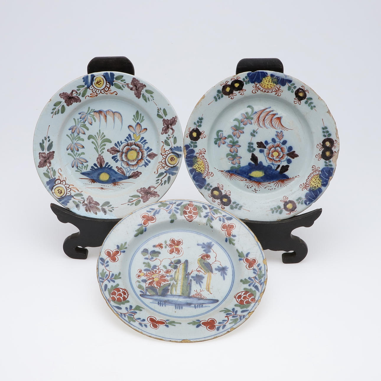 TRE DELFT POLYKROMA PLATTOR.