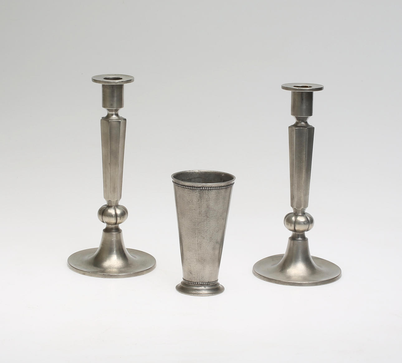 EDVIN OLLERS. Tennföremål.