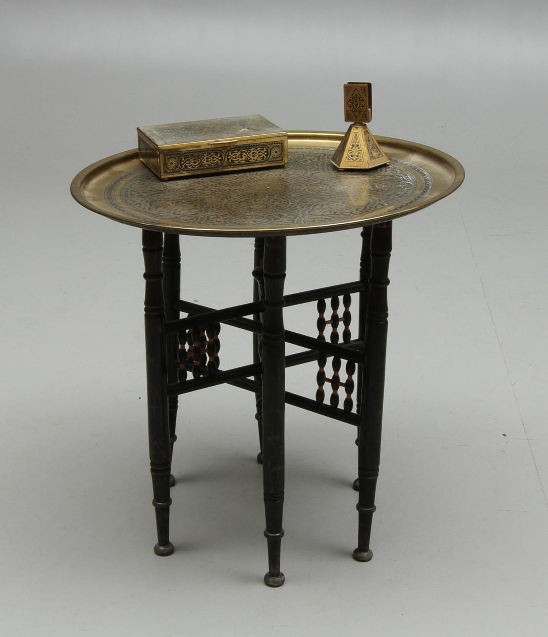 BRICKBORD, med cigarettskrin och tändstickshållare, orientaliskt.